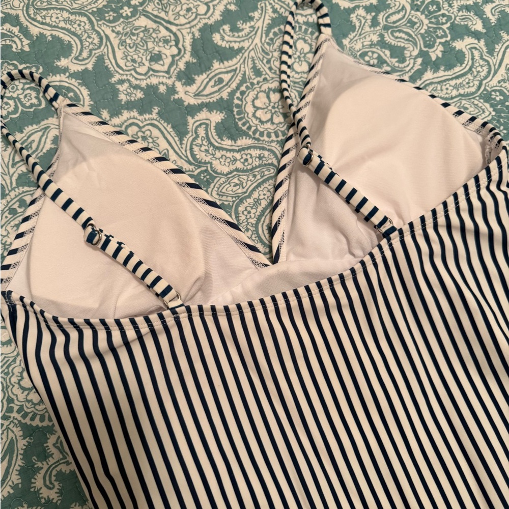 Cupshe One Piece Swimsuit V Neck Tummy Control - L - Picture 4 of 8